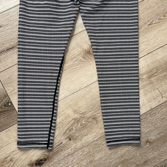 Zyia Active Aztec Adrenaline Black Striped 7/8 Leggings - Picture 9 of 11
